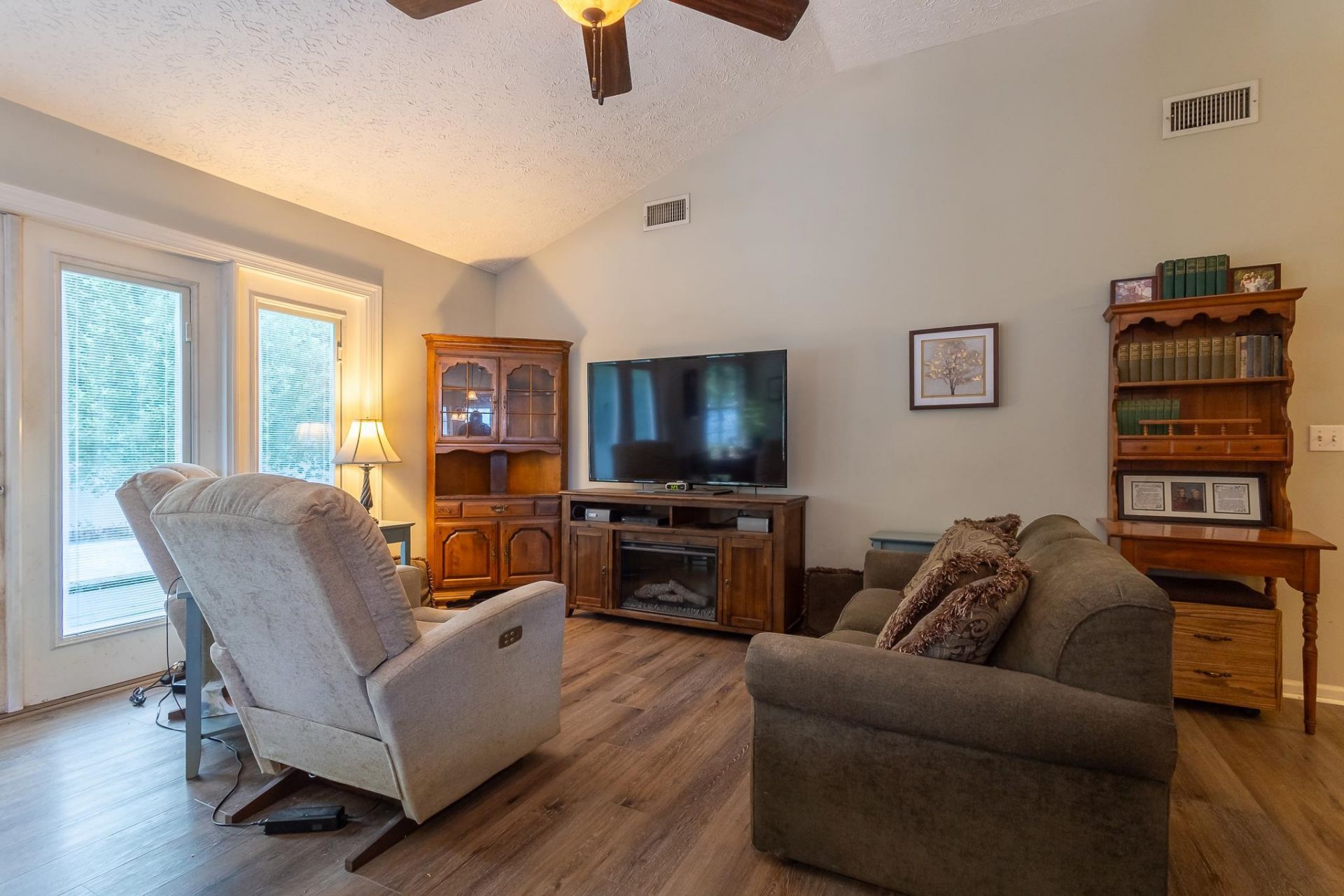 590 Bridgeport Dr.  Photo 16