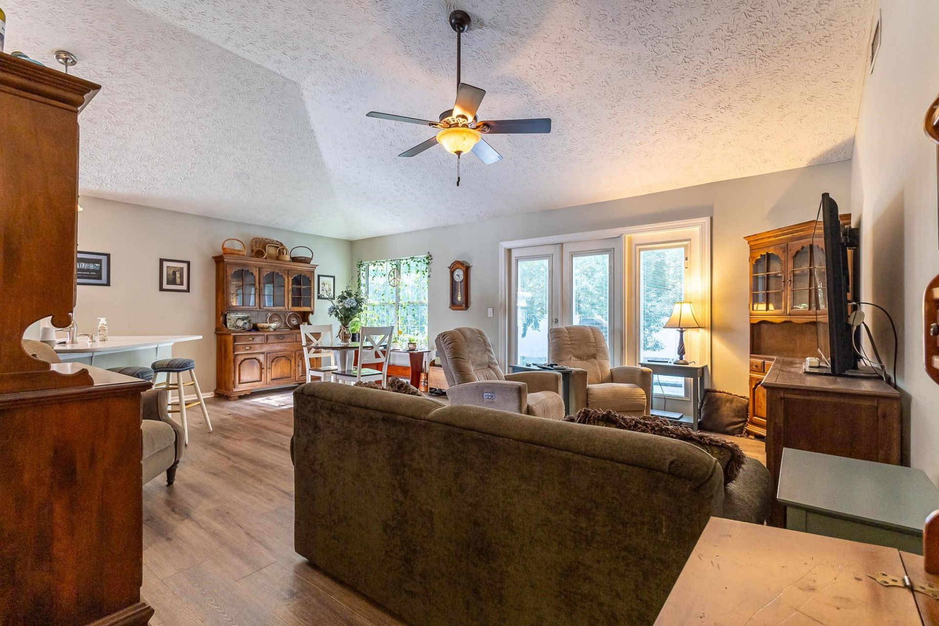 590 Bridgeport Dr.  Photo 17