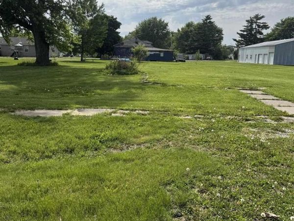 207 S Elm, Bowen, IL 62316