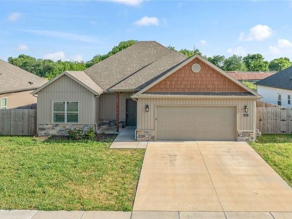 1031 Pebble Pass, Centerton, AR 72719