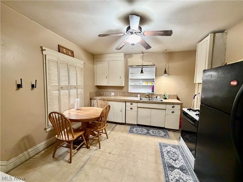 828 Broad Street, Elyria, OH 44035 Photo 9