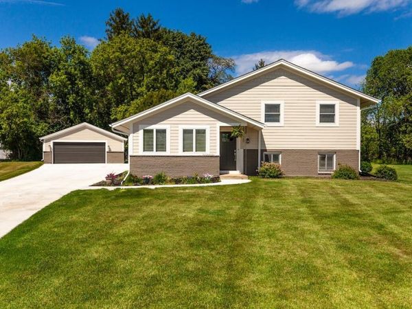 N20W28282 Oakton ROAD, Pewaukee, WI 53072