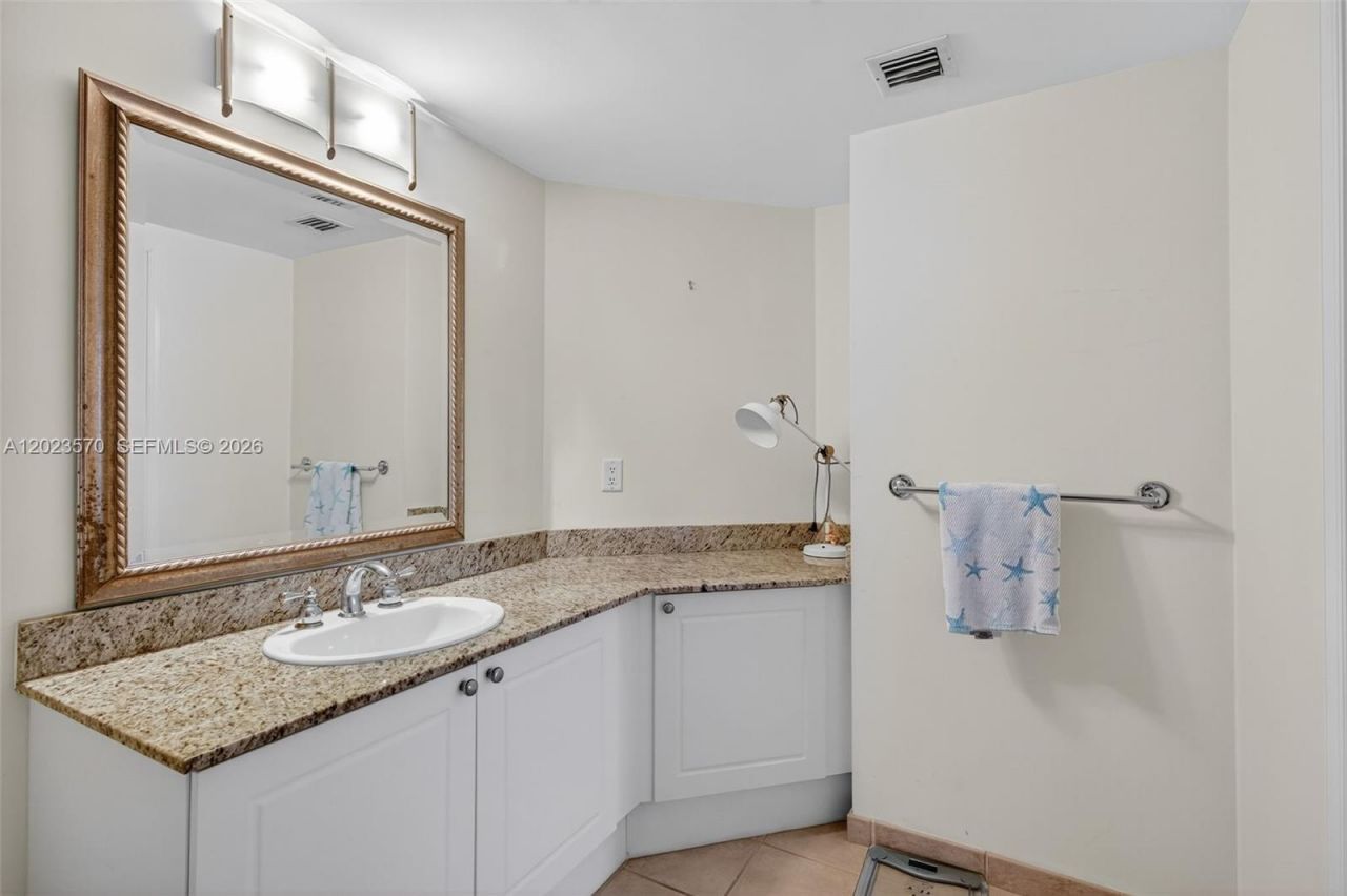 19501 W Country Club Dr, Unit 313, Aventura, FL 33180 Photo
