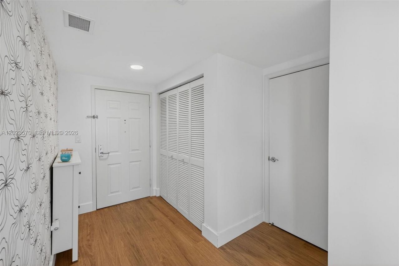 19501 W Country Club Dr, Unit 313, Aventura, FL 33180 Photo