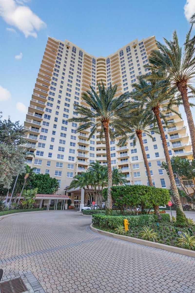 19501 W Country Club Dr, Unit 313, Aventura, FL 33180 Photo