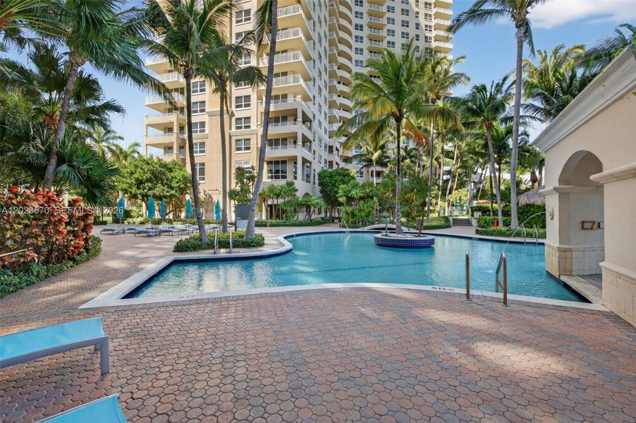 19501 W Country Club Dr, Unit 313, Aventura, FL 33180 Photo