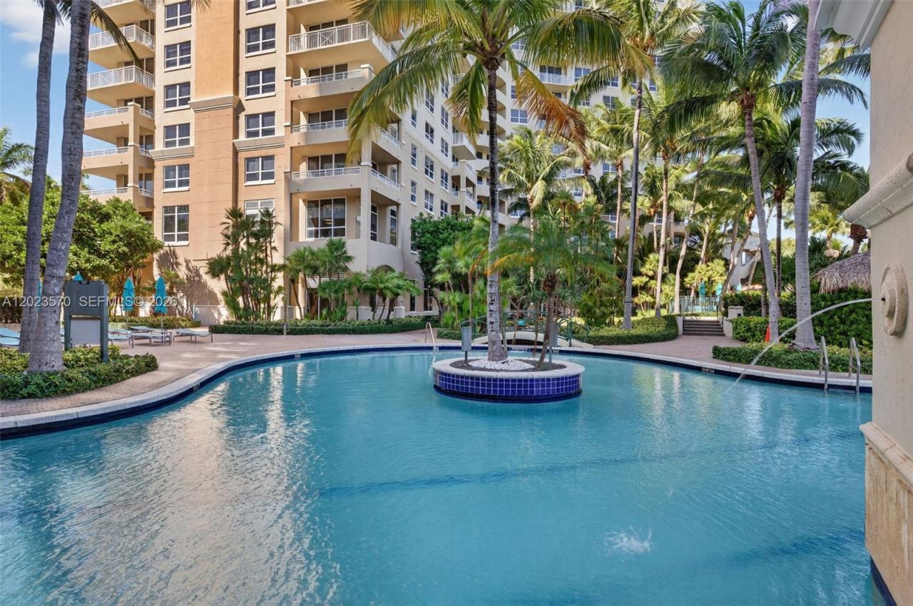 19501 W Country Club Dr, Unit 313, Aventura, FL 33180 Photo