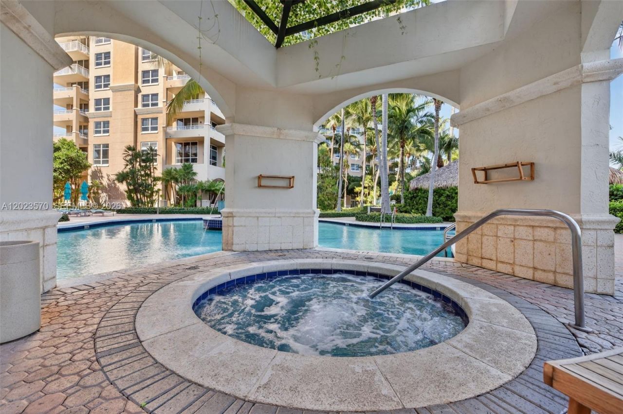 19501 W Country Club Dr, Unit 313, Aventura, FL 33180 Photo