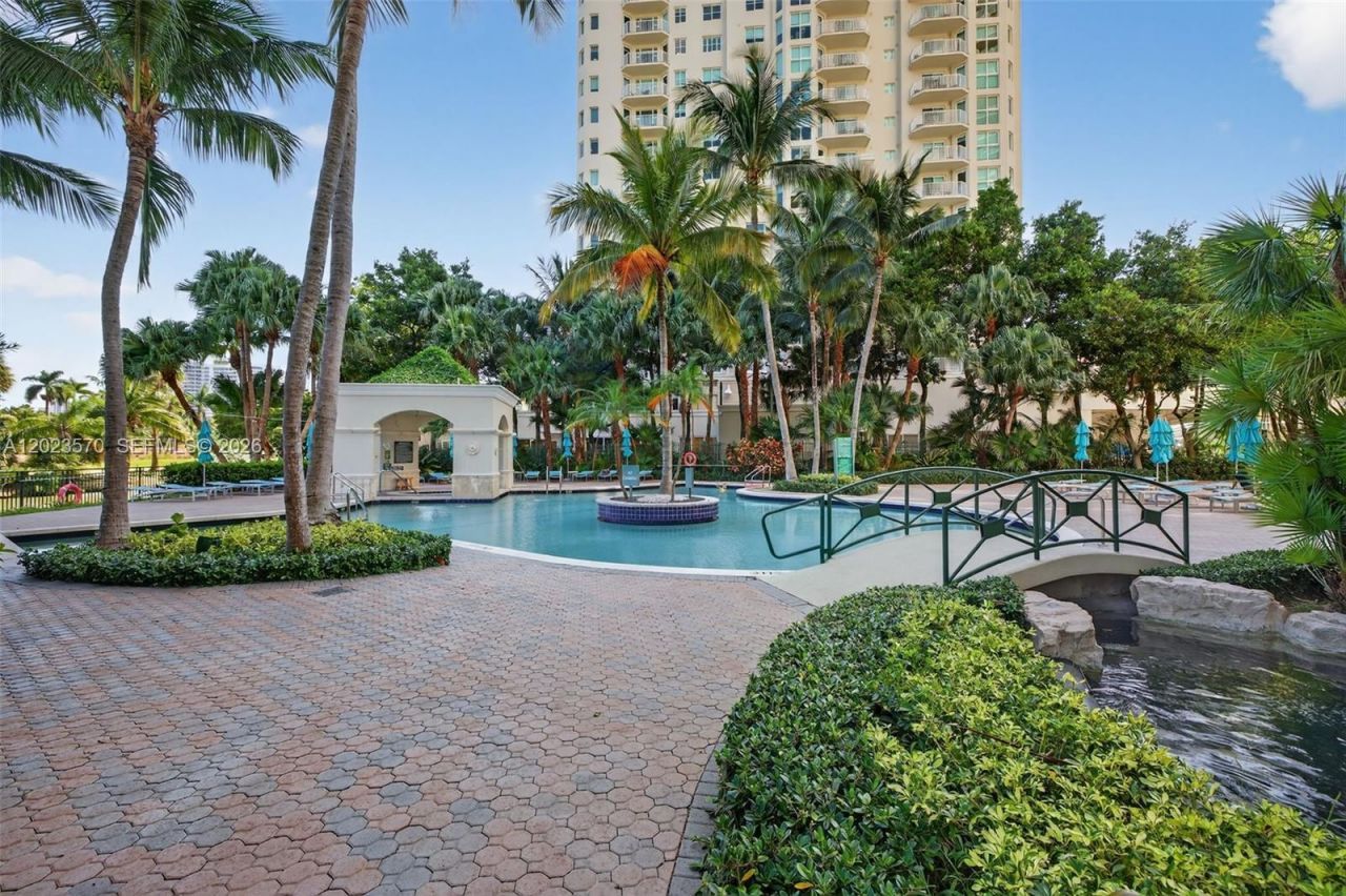 19501 W Country Club Dr, Unit 313, Aventura, FL 33180 Photo