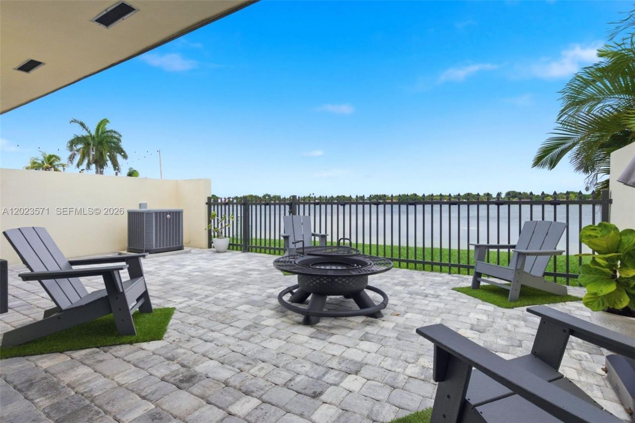 19009 NW 64th Ct, Hialeah, FL 33015 Photo
