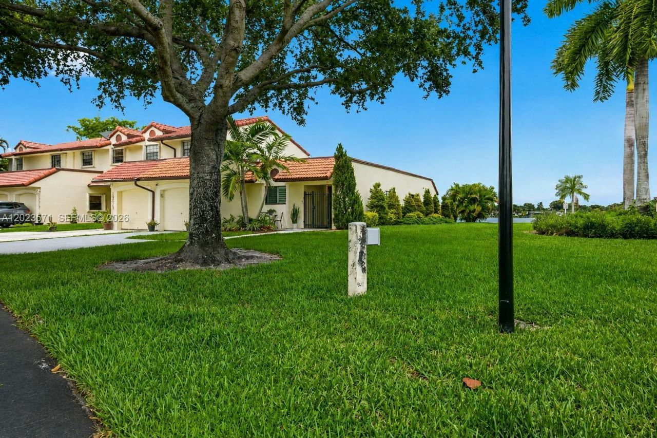 19009 NW 64th Ct, Hialeah, FL 33015 Photo