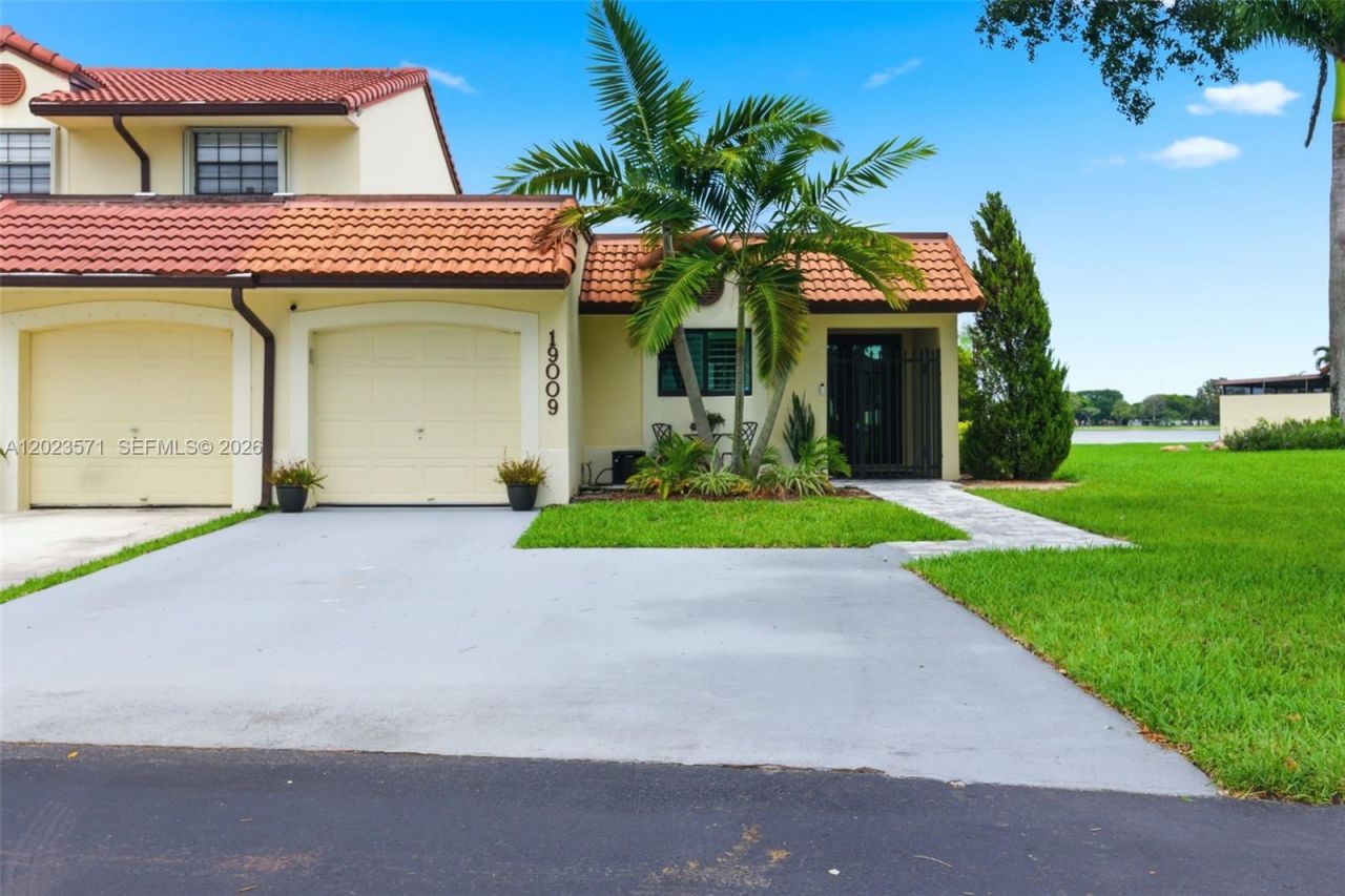 19009 NW 64th Ct, Hialeah, FL 33015 Photo