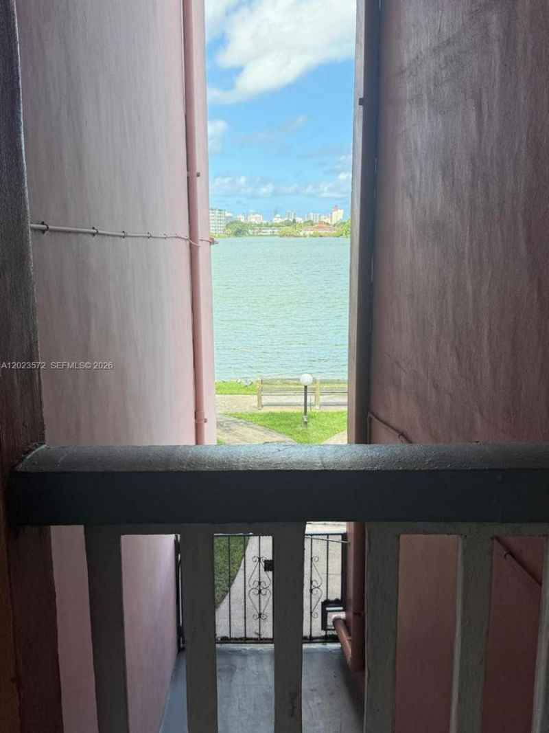 18555 NE 14th Ave, Unit 615A, Miami, FL 33179 Photo
