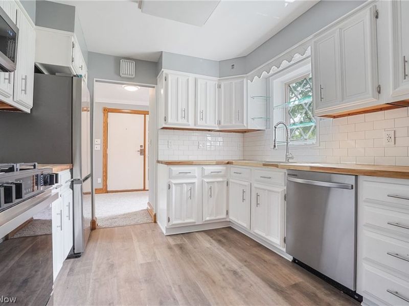 4160 Columbia Road, North Olmsted, OH 44070 Photo 2