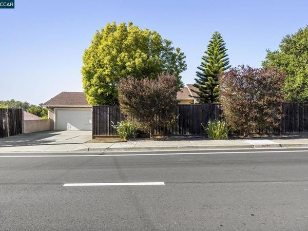 27468 Hayward Blvd, Hayward, CA 94542