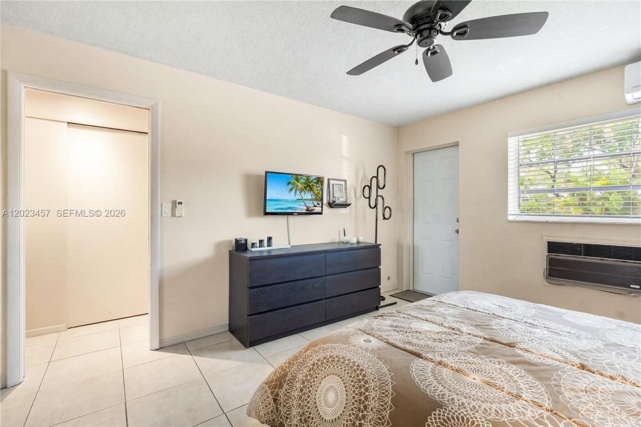 160 NE 8th Avenue, Unit 21A, Hallandale Beach, FL 33009 Photo