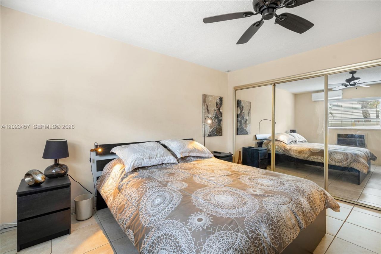 160 NE 8th Avenue, Unit 21A, Hallandale Beach, FL 33009 Photo
