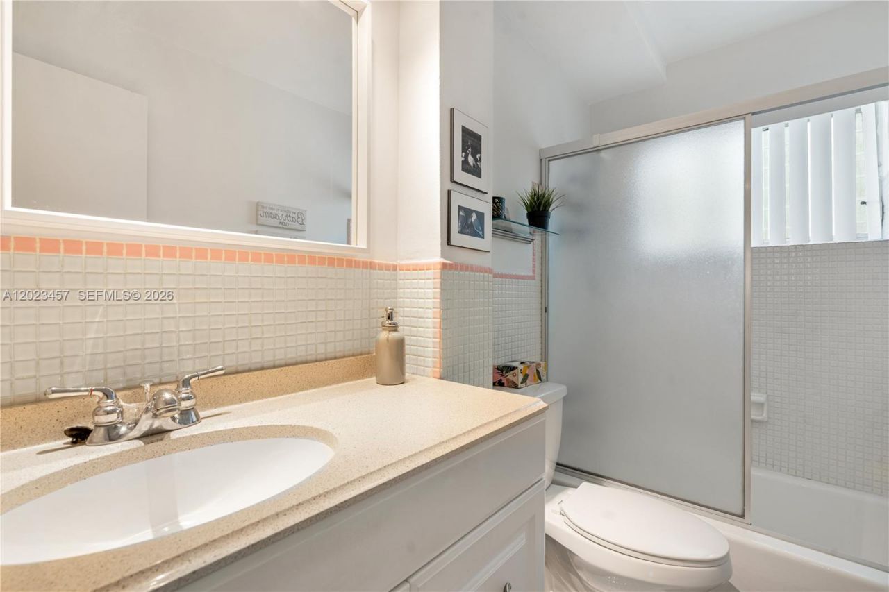 160 NE 8th Avenue, Unit 21A, Hallandale Beach, FL 33009 Photo