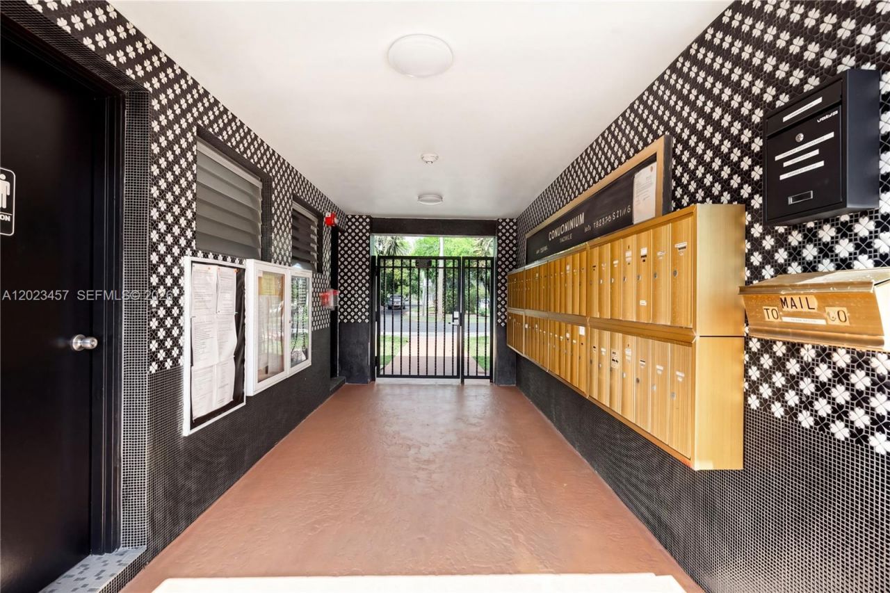 160 NE 8th Avenue, Unit 21A, Hallandale Beach, FL 33009 Photo