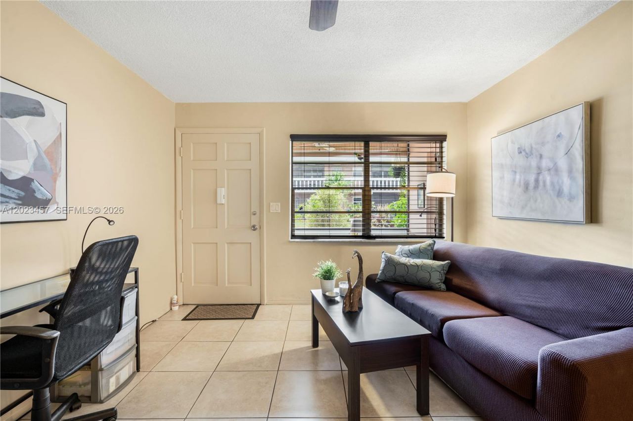 160 NE 8th Avenue, Unit 21A, Hallandale Beach, FL 33009 Photo