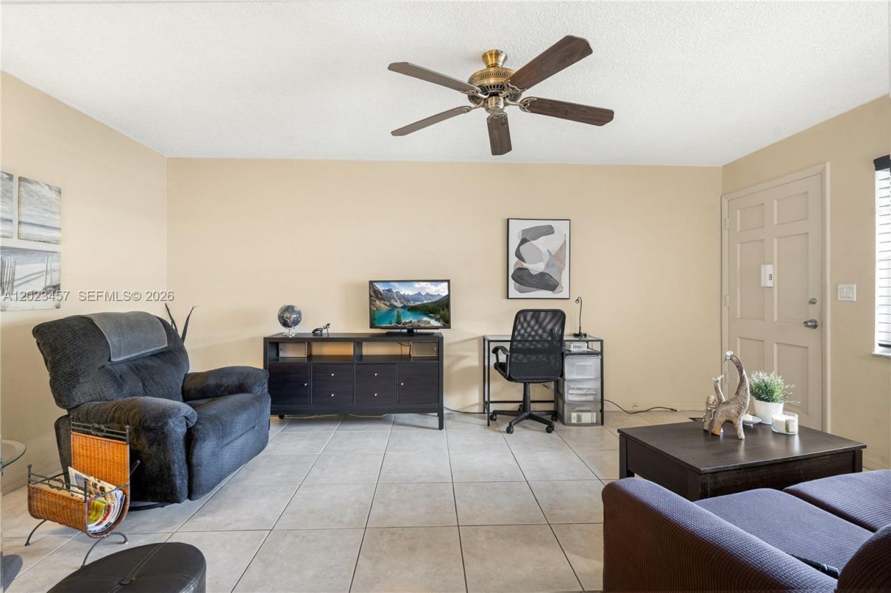 160 NE 8th Avenue, Unit 21A, Hallandale Beach, FL 33009 Photo