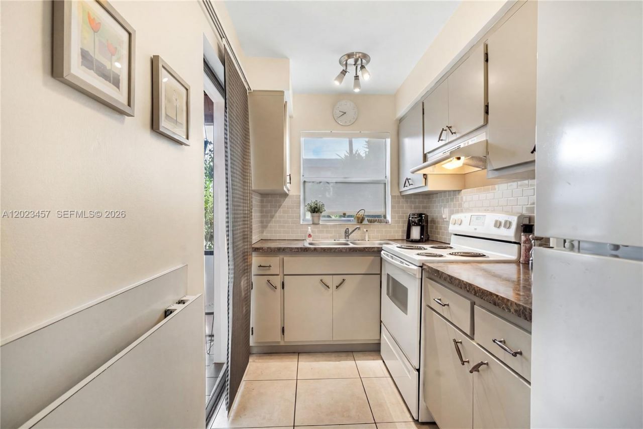 160 NE 8th Avenue, Unit 21A, Hallandale Beach, FL 33009 Photo