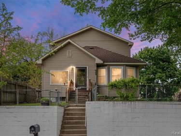 649 Lounsbury Avenue, Pontiac, MI 48340