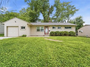 208 SW McClendon Drive, Lee's Summit, MO 64081