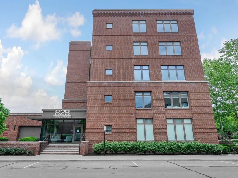 828 Bobcat Avenue, Unit 404, Columbus, OH 43212 Photo 2