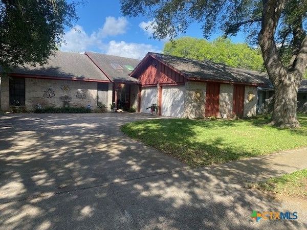 221 Navajo Drive , Victoria, TX 77904