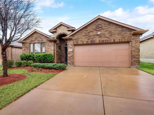 15825 Carlton Oaks Drive, Fort Worth, TX 76177