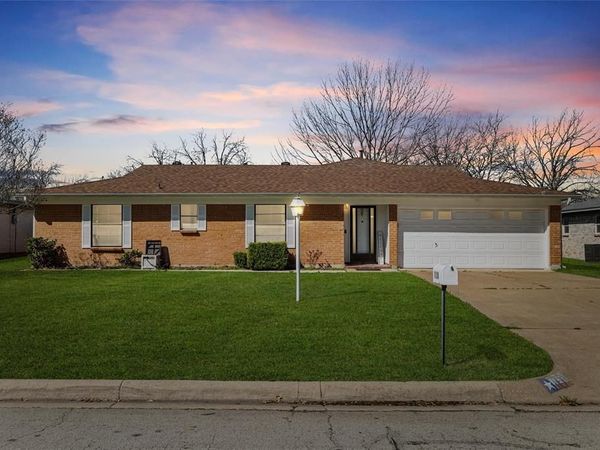 1118 Cozby Street E, Benbrook, TX 76126