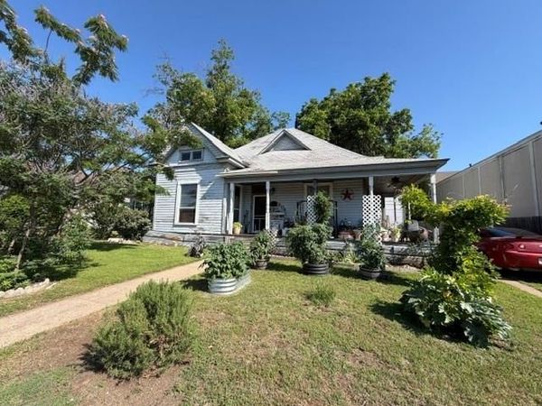 504 W Wardville Street, Cleburne, TX 76033