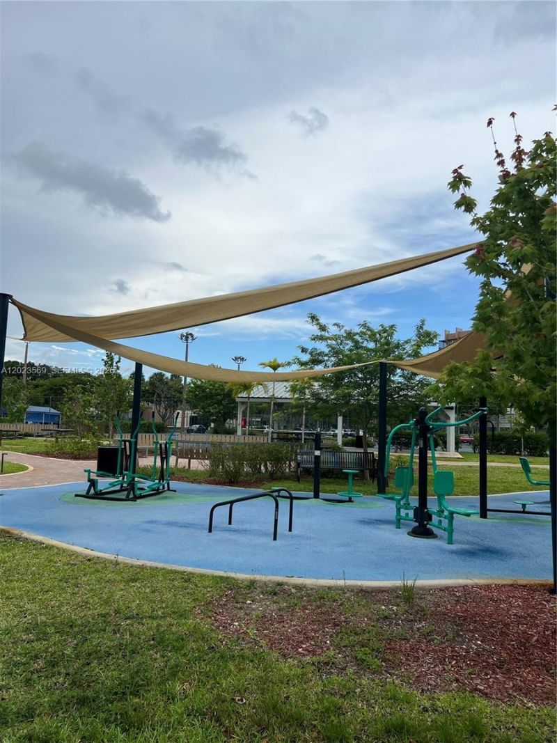 1400 Saint Charles Pl, Unit 323, Pembroke Pines, FL 33026 Photo