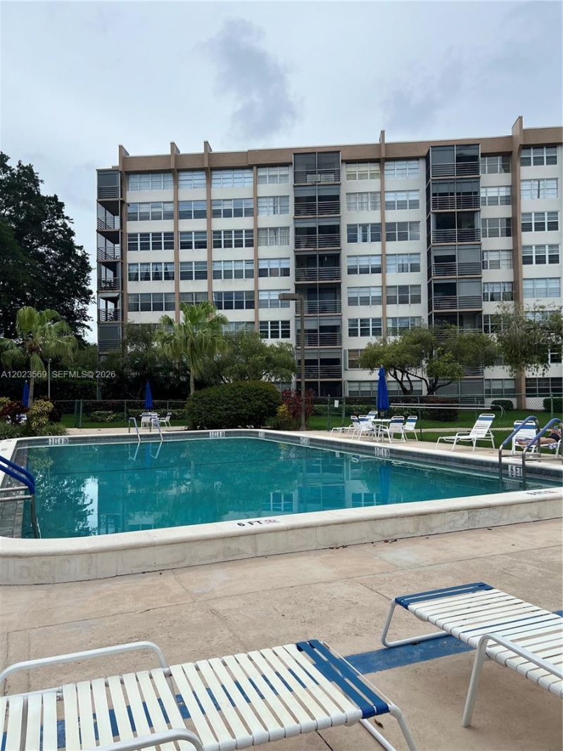 1400 Saint Charles Pl, Unit 323, Pembroke Pines, FL 33026 Photo