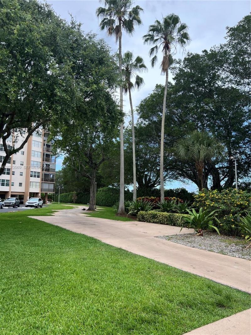 1400 Saint Charles Pl, Unit 323, Pembroke Pines, FL 33026 Photo