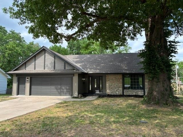 6807 Lakeshore Drive, Raytown, MO 64133 Main Photo