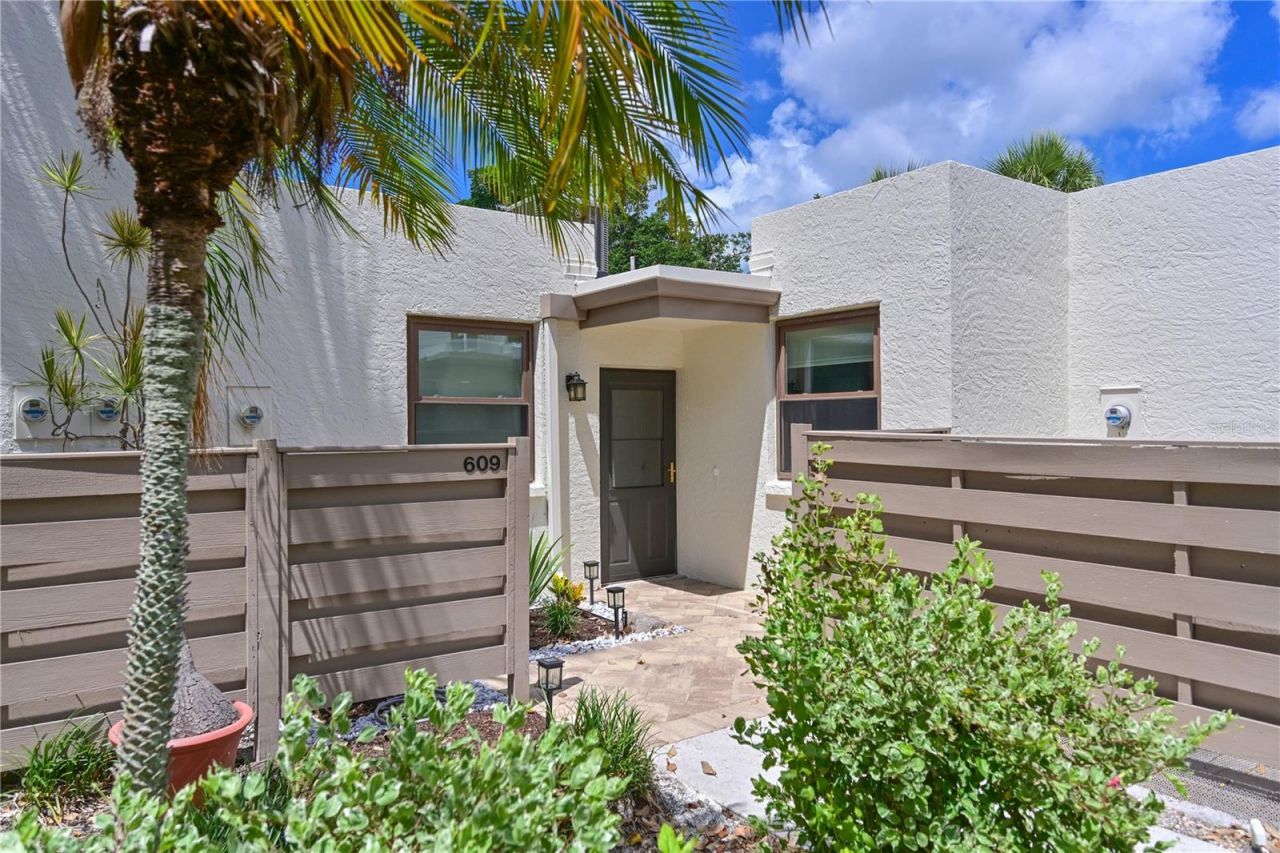609 Woodlawn Drive, Bradenton, FL 34210 Photo