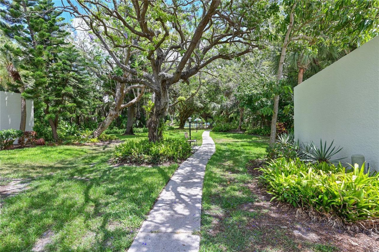 609 Woodlawn Drive, Bradenton, FL 34210 Photo