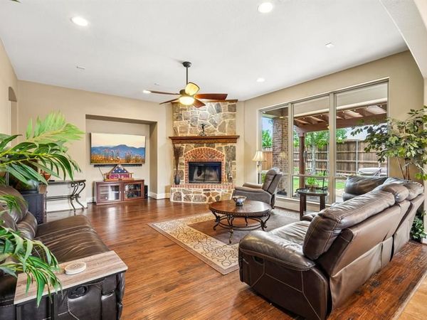 812 Moss Cliff Circle, McKinney, TX 75071