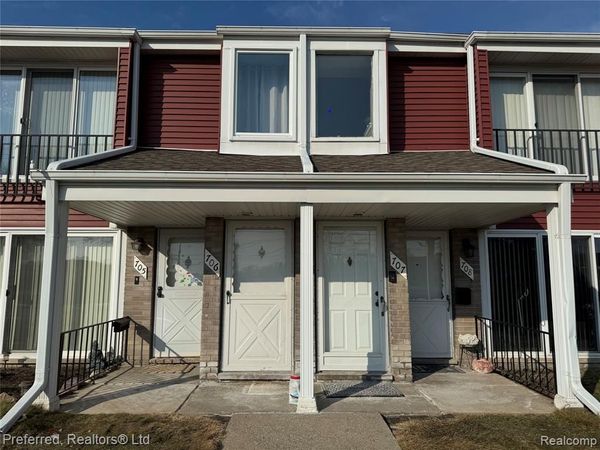 706 Sunset Lane, St. Clair Shores, MI 48082