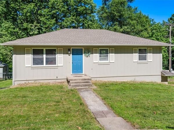 8200 Sunset Drive, De Soto, KS 66018