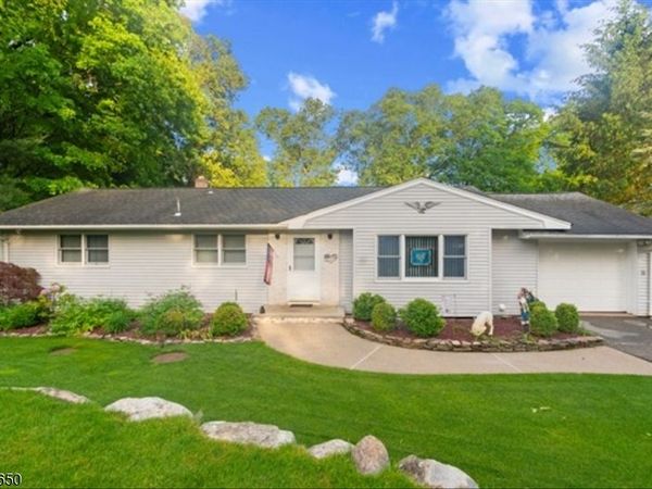 17 Foxhill Ln, Ringwood, NJ 07456