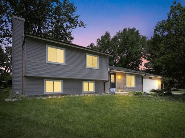 W233N6477 Kneiske DRIVE, Sussex, WI 53089