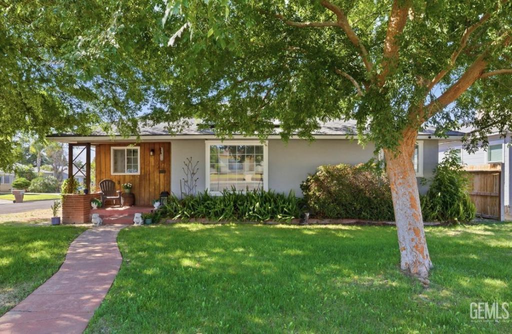 325 Circle Drive, Bakersfield, CA 93308 Main Photo