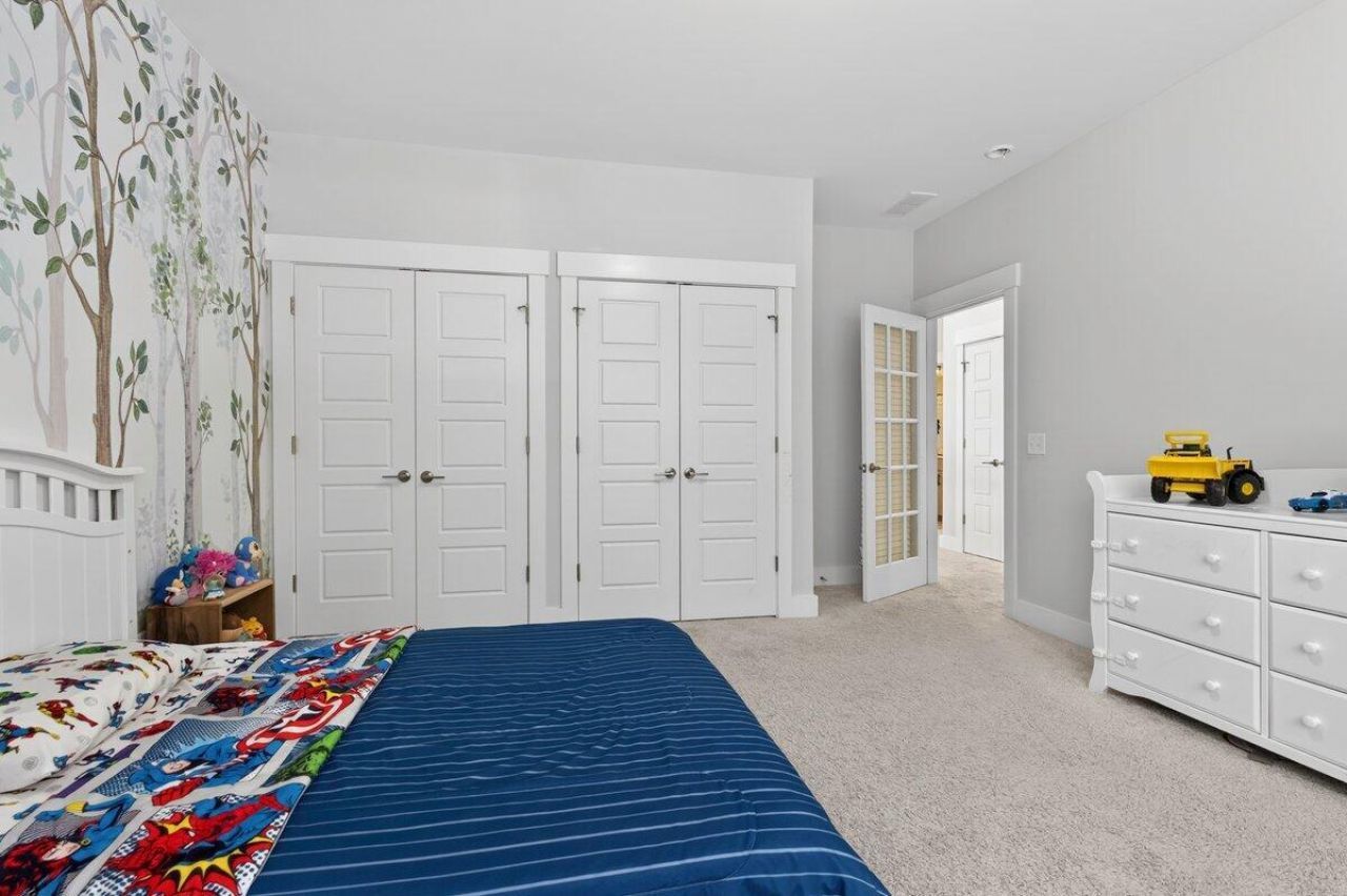 386 Oak Park Street Photo 37