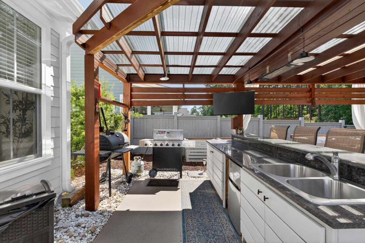 386 Oak Park Street Photo 44
