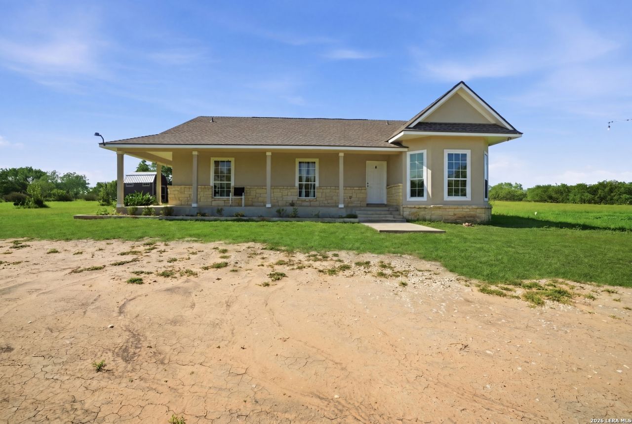 95 Molly Dr, Lytle, TX 78052 Main Photo