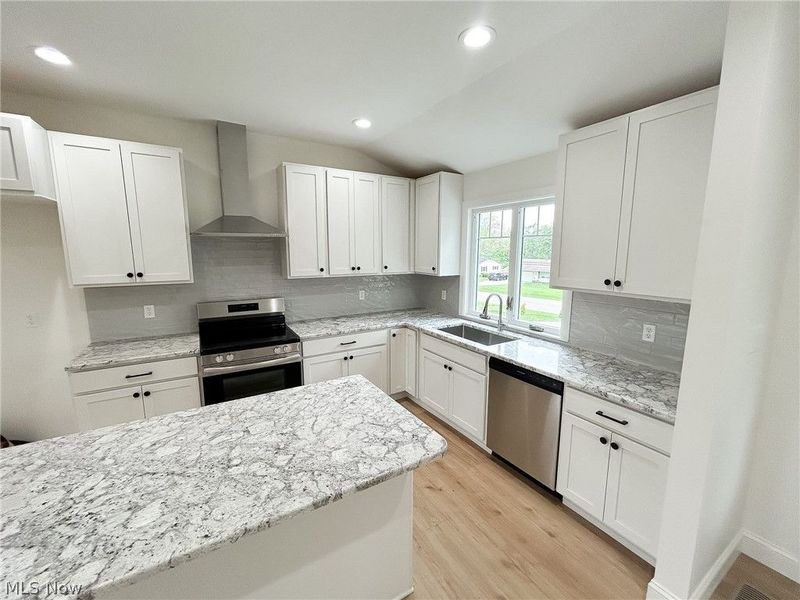 3654 Rolling Ridge Road NE, Canton, OH 44721 Photo 3