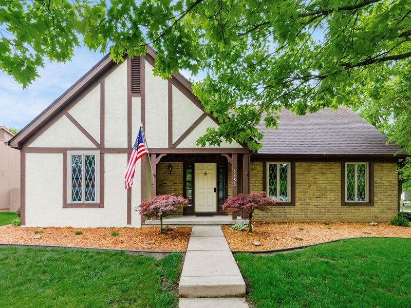 6886 Lakebrook Boulevard, Columbus, OH 43235 Photo 1